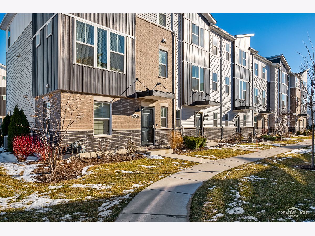 Condos & Townhomes For Sale Gramercy Square Aurora Illinois, 4203 Calder Lane