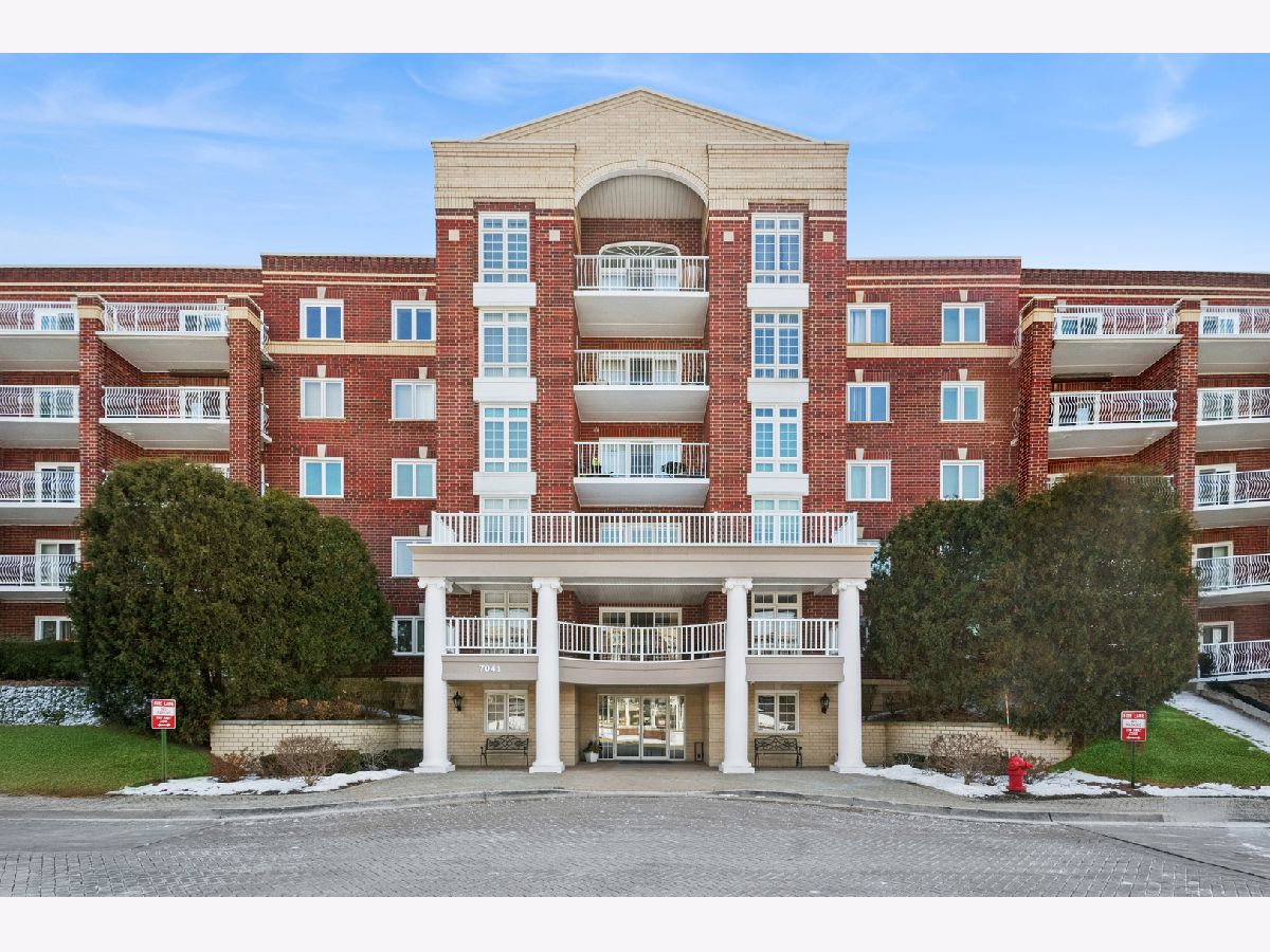 Condominiums For Sale Renaissance Niles Illinois, 7041 Touhy Avenue