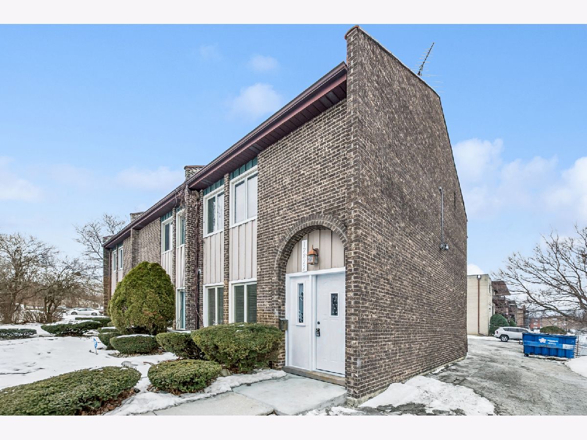  For Sale Crestwood Illinois, 12822 Carriage Lane