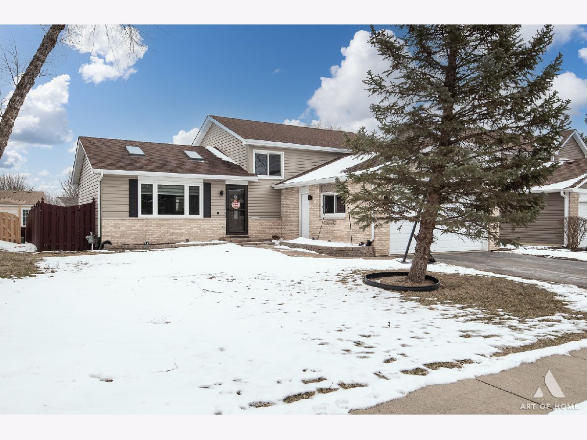 Homes & Condos & Townhomes For Sale Meadowbrook Lake In The Hills Illinois, 2800 Brisbane Drive