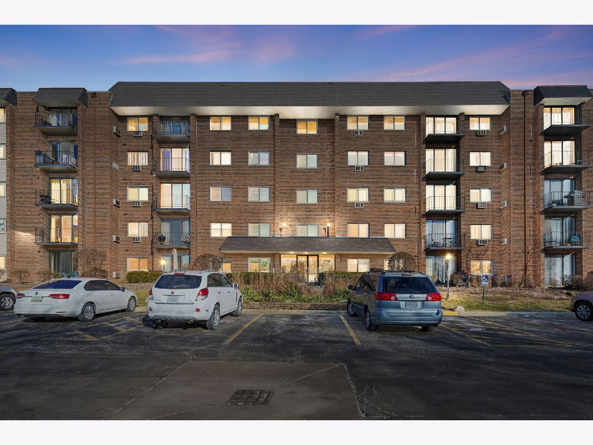 Condominiums & Homes Sold St Joseph Creek Lisle Illinois, 4711 Saint Joseph Creek