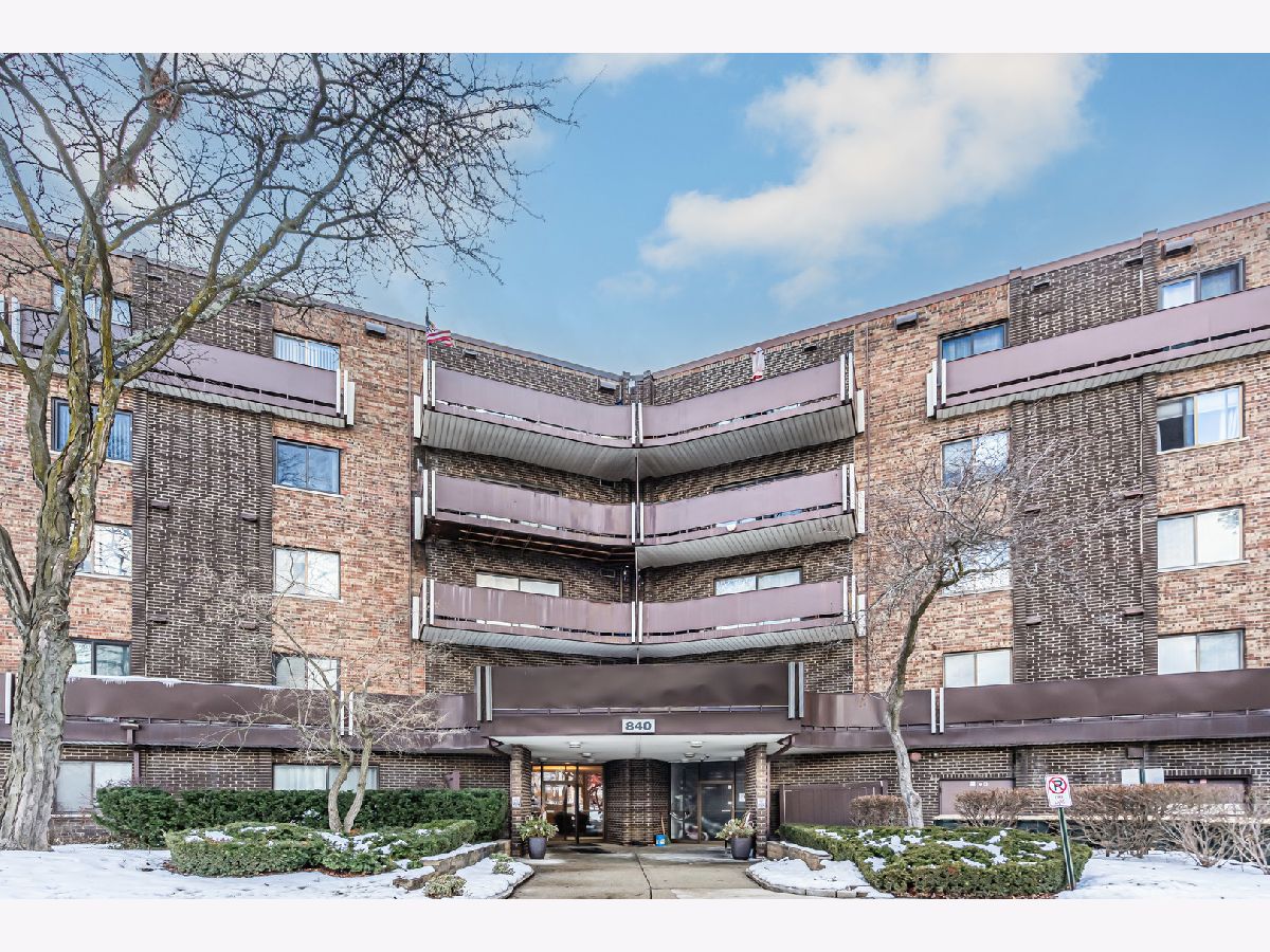 Condominiums For Sale Village On The Lake Elk Grove Village Illinois, 840 Wellington Avenue