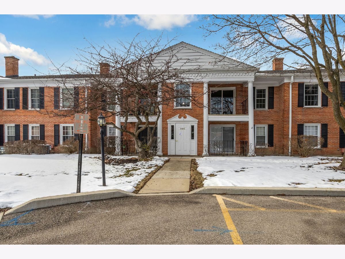Condos & Townhomes For Sale Shorely Woods Barrington Illinois, 520 Shorely Drive