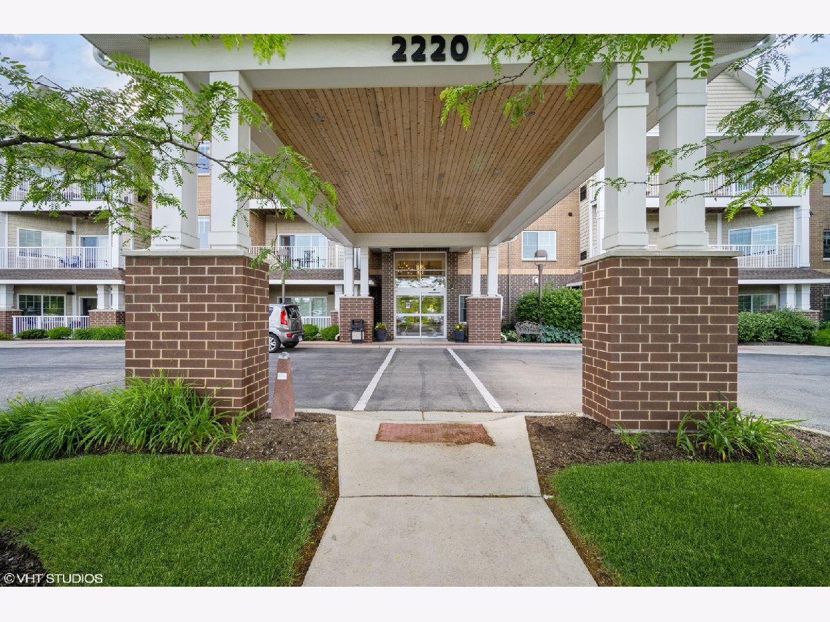 Condos & Townhomes For Sale The Lodge Of Northbrook Northbrook Illinois, 2220 Founders Drive