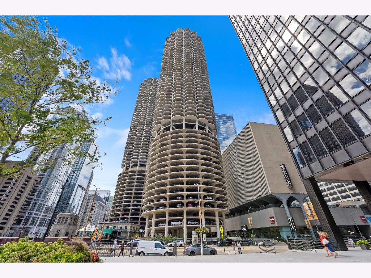 Condominiums For Sale Marina Towers Chicago Illinois, 300 State Street