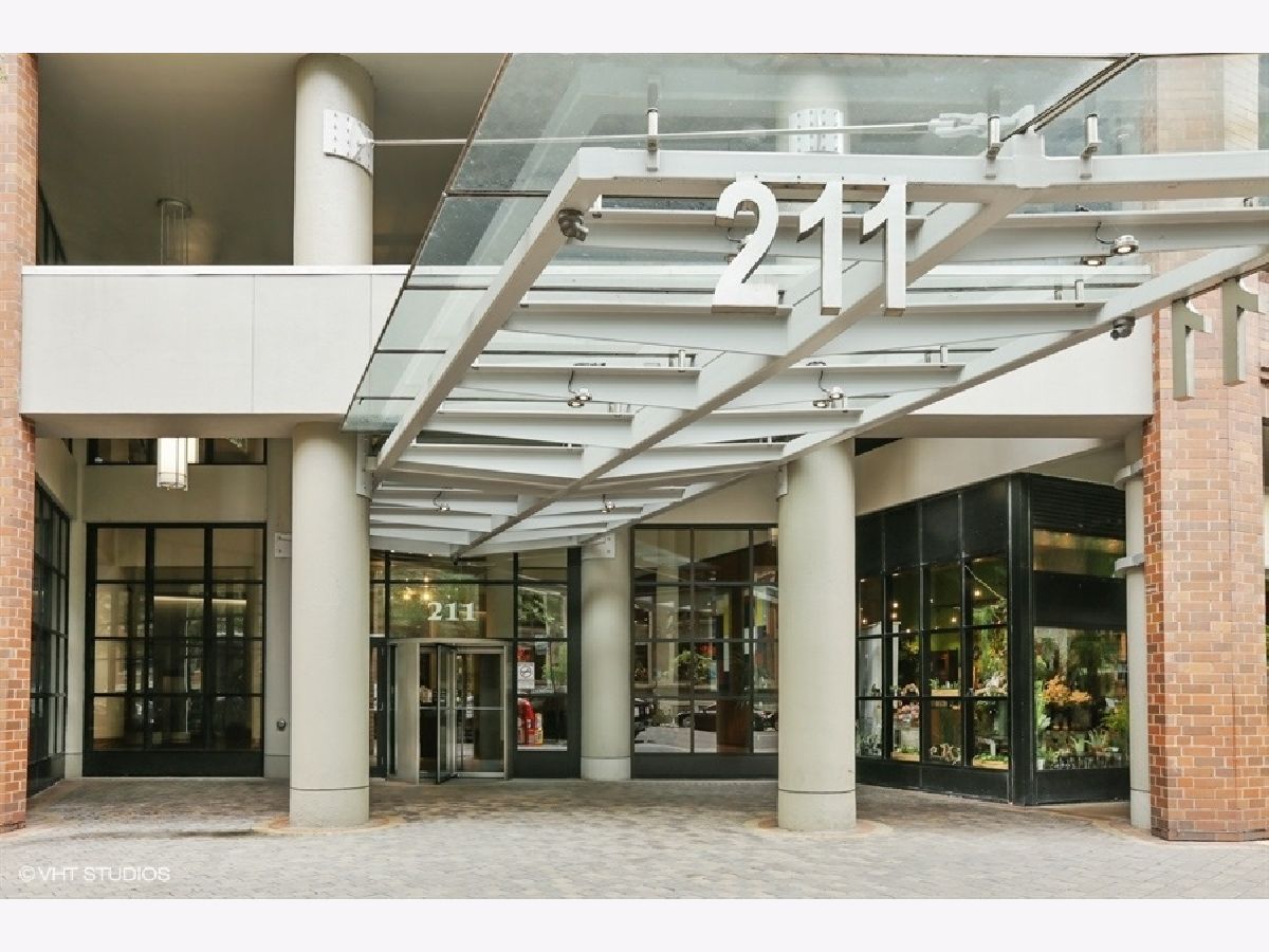 Condominiums For Sale Grand Ohio Chicago Illinois, 211 Ohio Street
