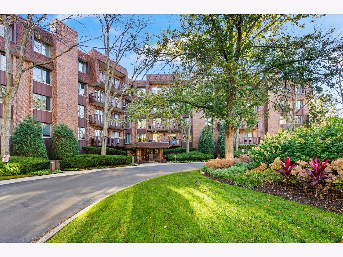 Condominiums For Sale Northbrook Country Northbrook Illinois, 1125 Lake Cook Road