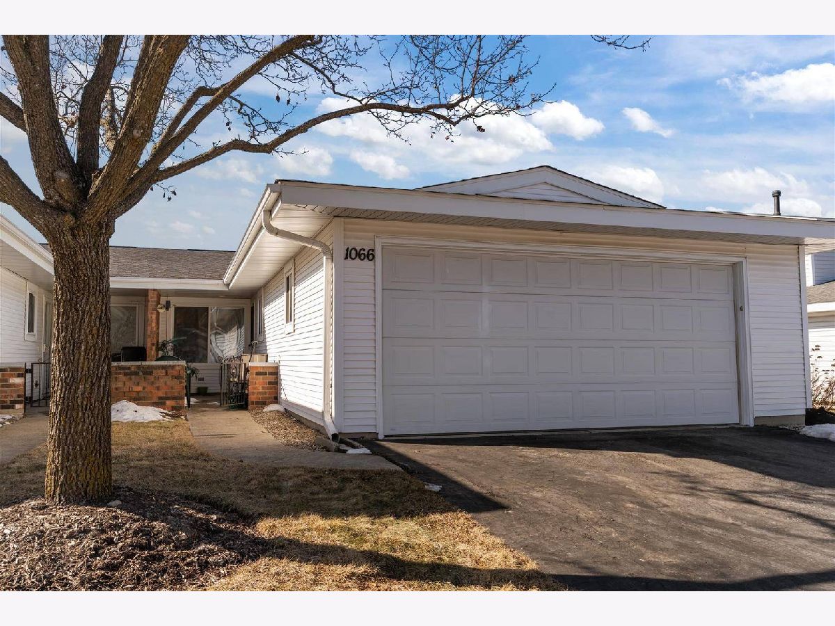 Townhomes & Condos & Homes For Sale Weathersfield South Schaumburg Illinois, 1066 Mohegan Lane