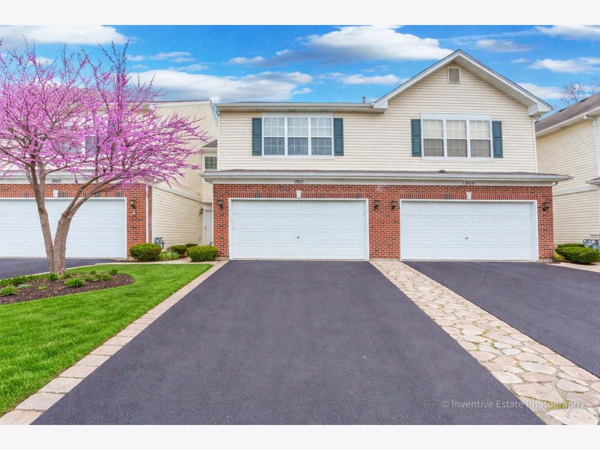 Townhomes & Condos & Homes For Sale The Pointe At Fieldstone Romeoville Illinois