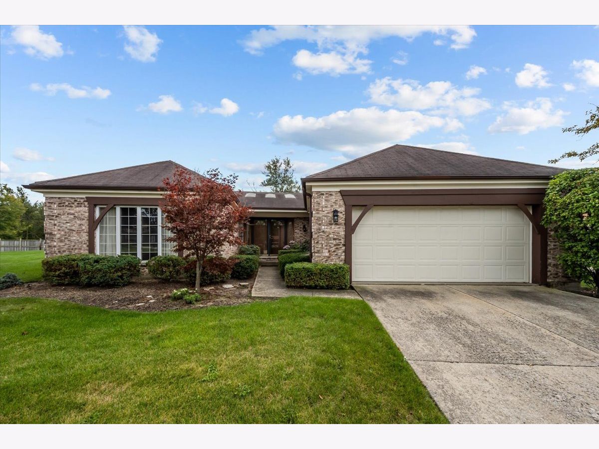 Homes & Condos & Townhomes For Sale Villas North Northbrook Illinois, 320 Buckthorn Circle