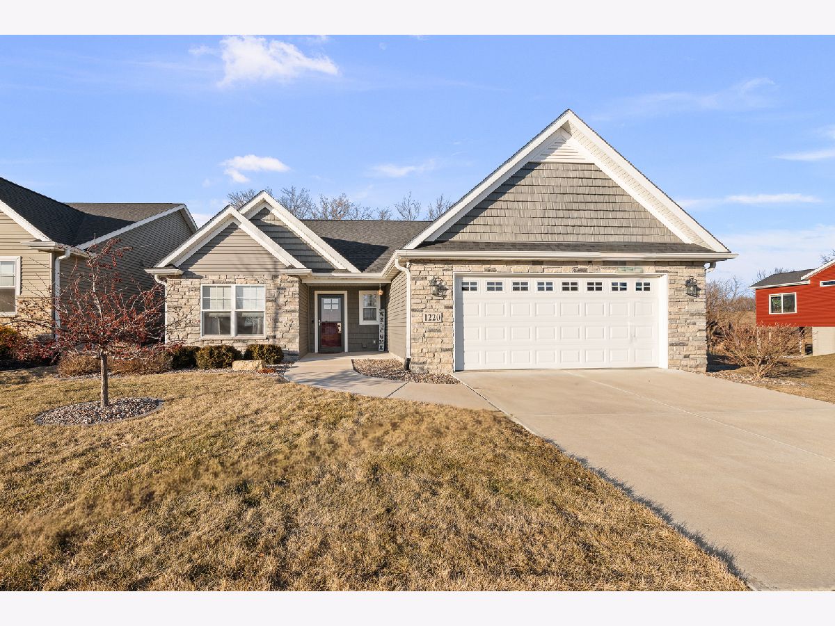  For Sale Davenport Iowa, 1220 Olde Brandy Lane