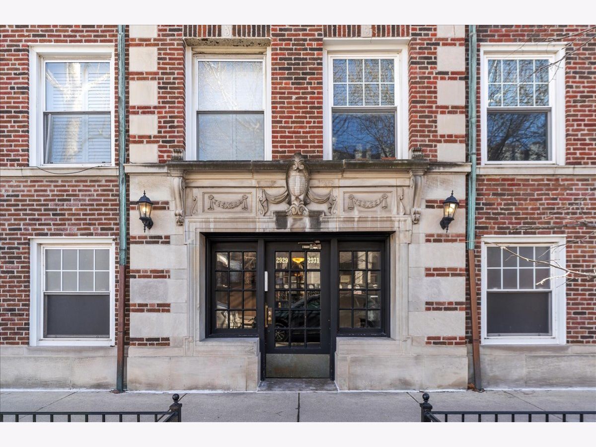  For Sale Chicago Illinois, 2929 Pine Grove Avenue