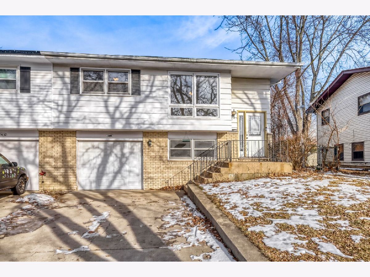 Homes & Condos & Townhomes For Sale Country Knolls North Elgin Illinois, 1630 Maple Lane