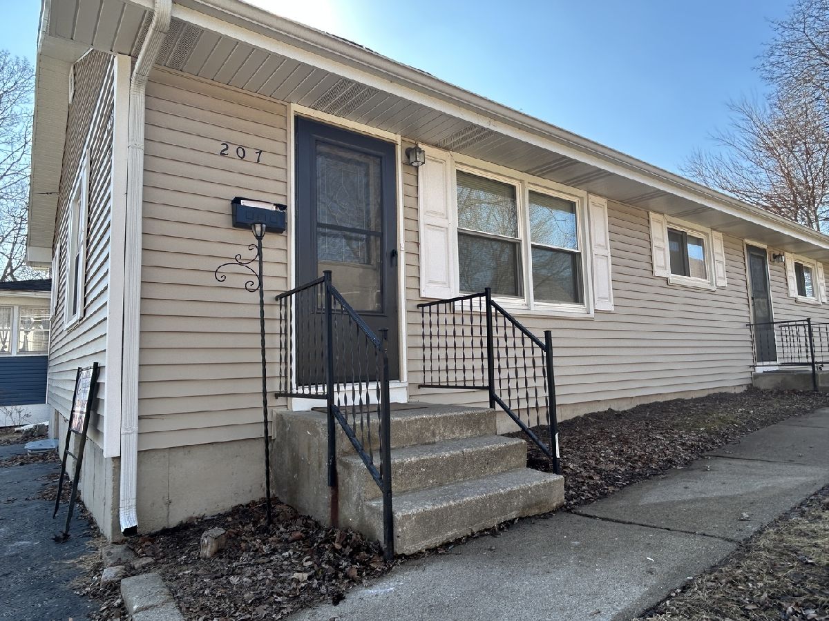 Homes & Condos & Townhomes For Rent Old Town Carpentersville Illinois, 207 Lord