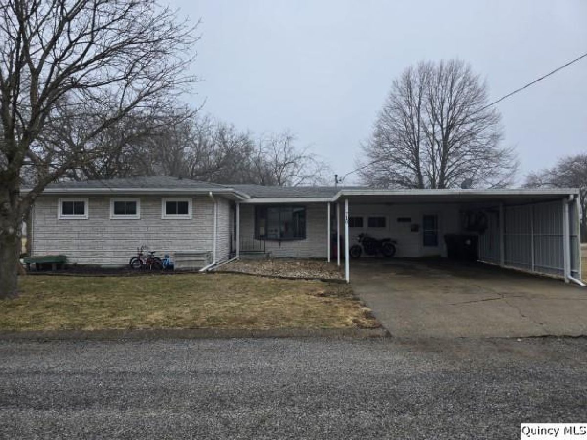  For Sale Carthage Illinois, 710 Country Lane
