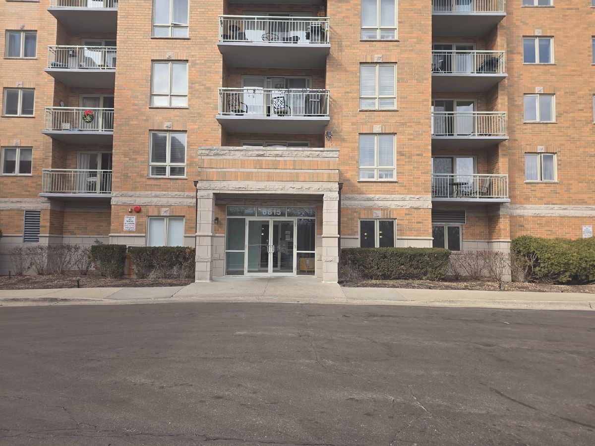 Condominiums For Sale Eagle Point Niles Illinois, 6815 Milwaukee Avenue