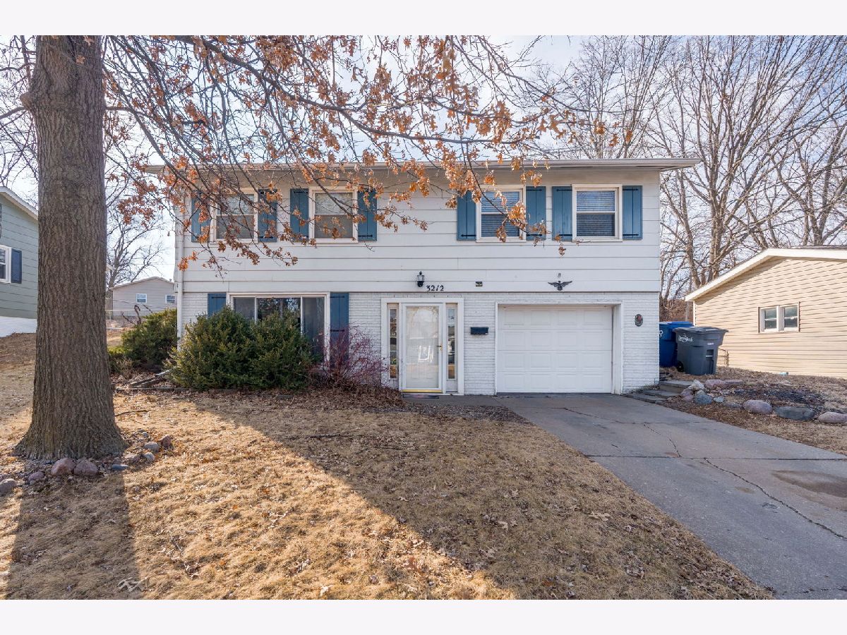  For Sale Bettendorf Iowa, 3212 Magnolia Court