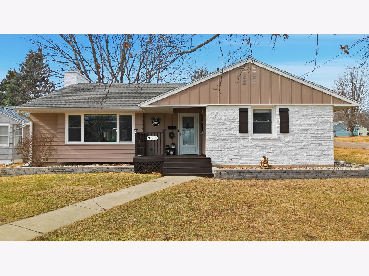  For Sale Dixon Illinois, 923 Institute Boulevard