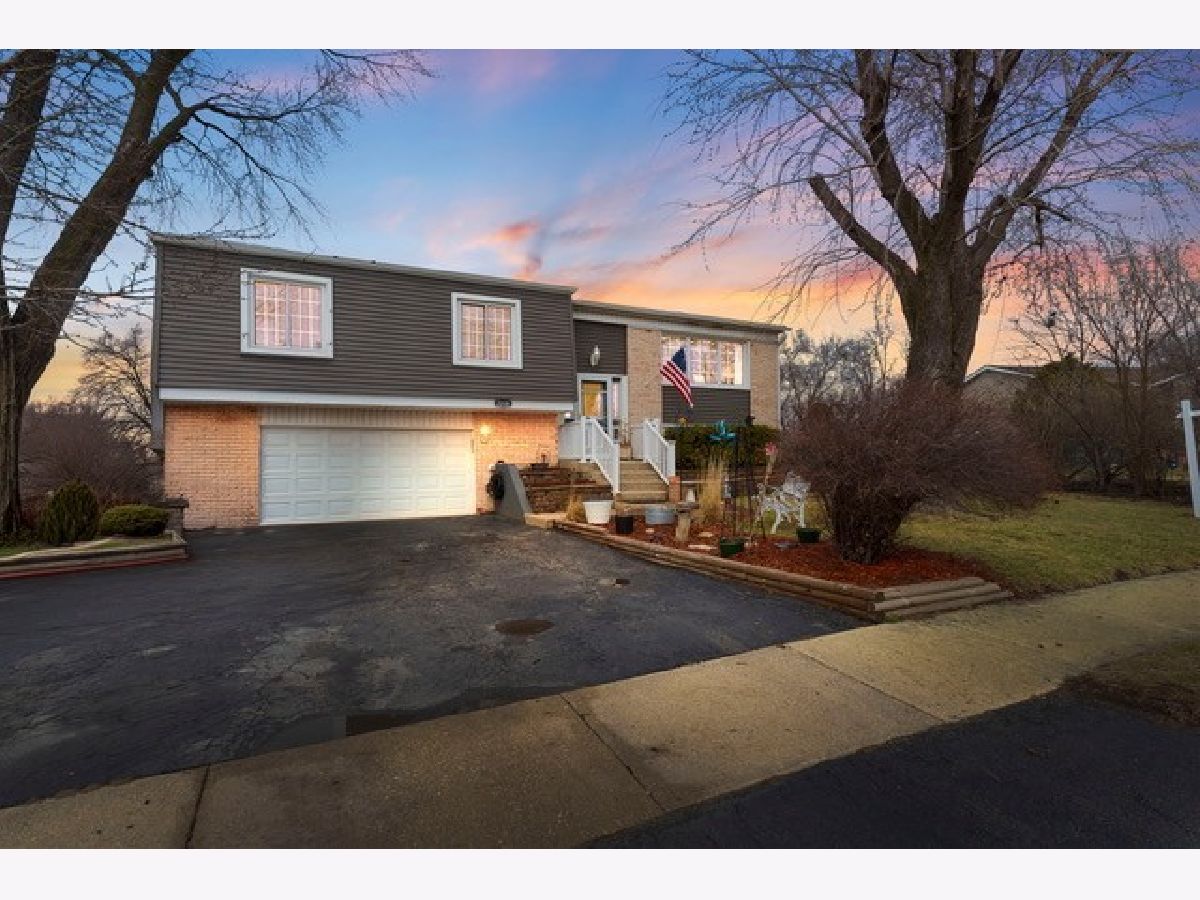 Condominiums & Homes For Sale Country Club Woodridge Illinois, 2208 Hiawatha Parkway