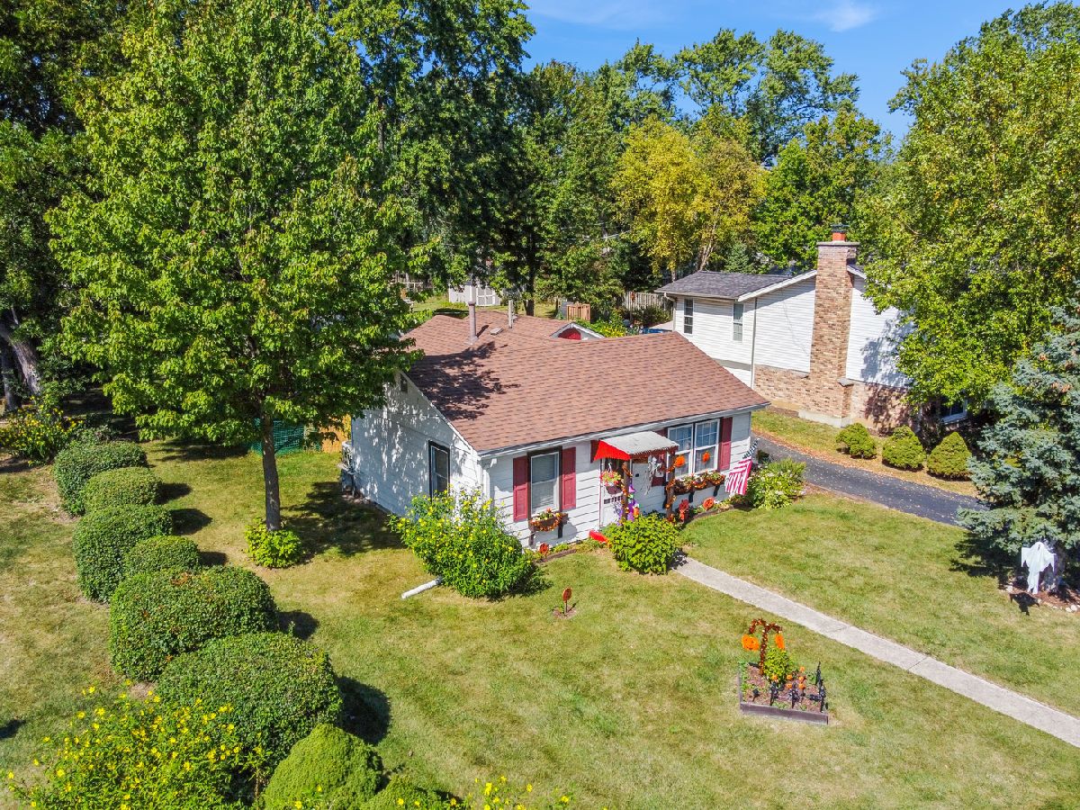  For Sale Lake In The Hills Illinois, 101 Oakleaf Road