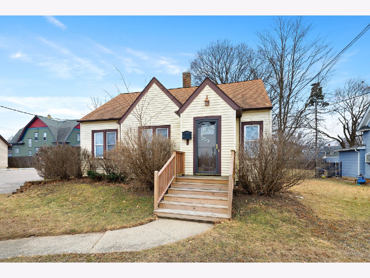  For Sale Crystal Lake Illinois, 15 Woodstock Street