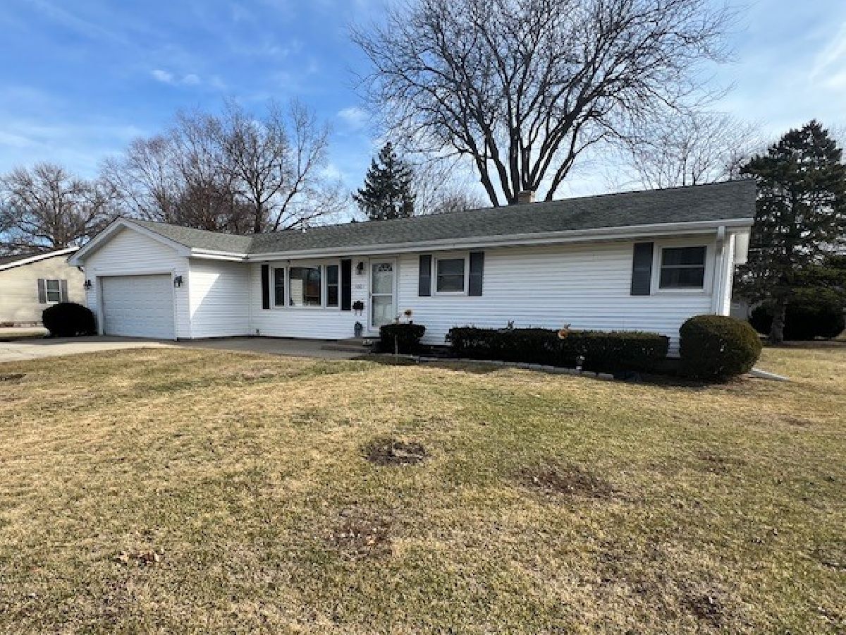  For Sale Rochelle Illinois, 1061 Meadow Lane