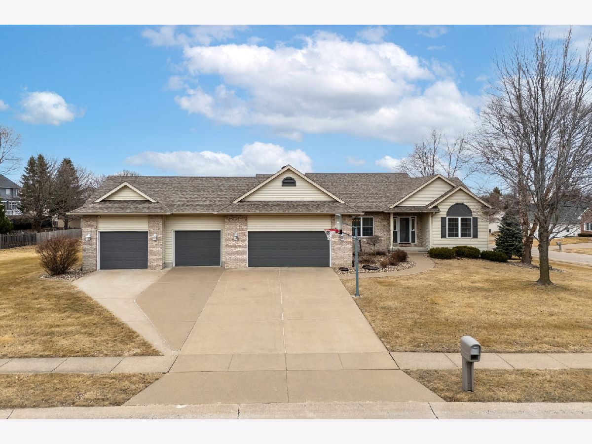  For Sale Bettendorf Iowa, 5280 Kristi Lane