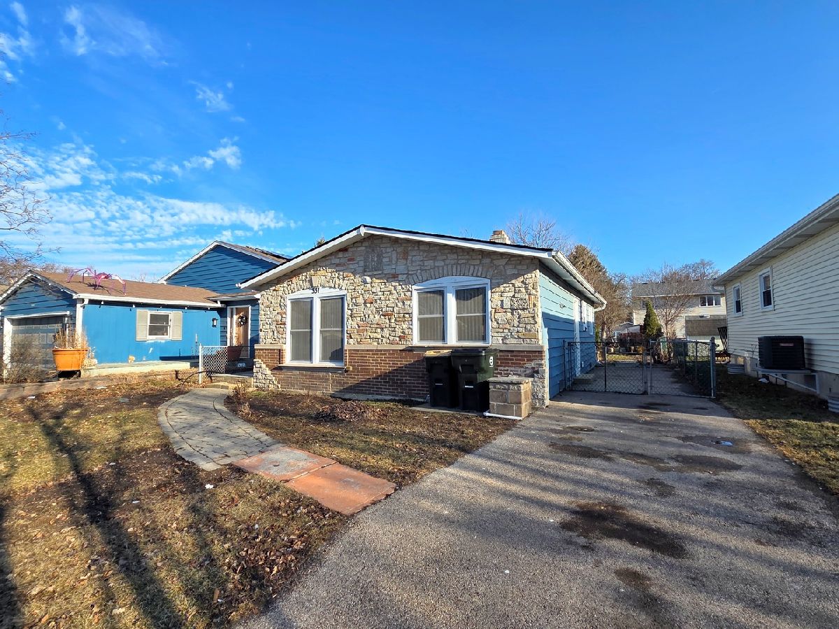  Rented Round Lake Illinois, 331 Lawn