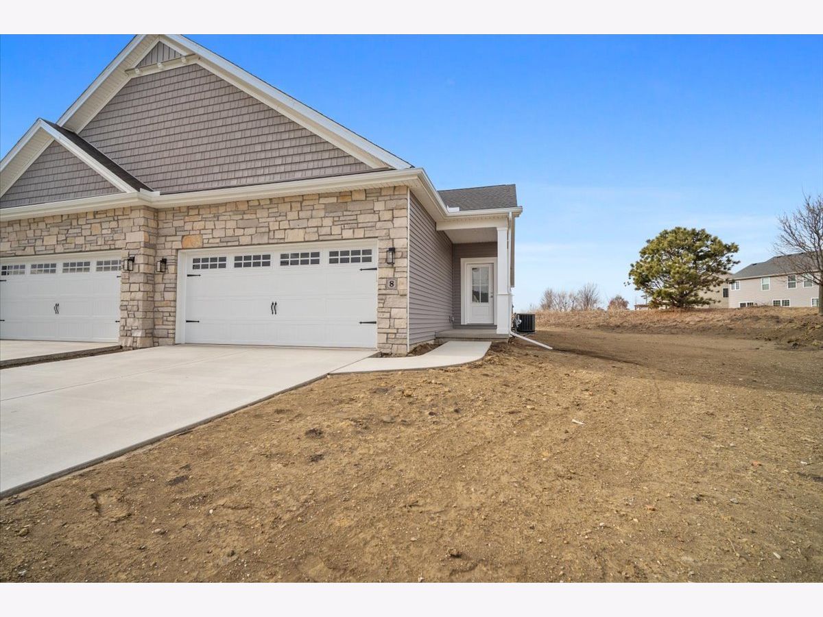  For Sale Bloomington Illinois, 8 Stone Mill Court