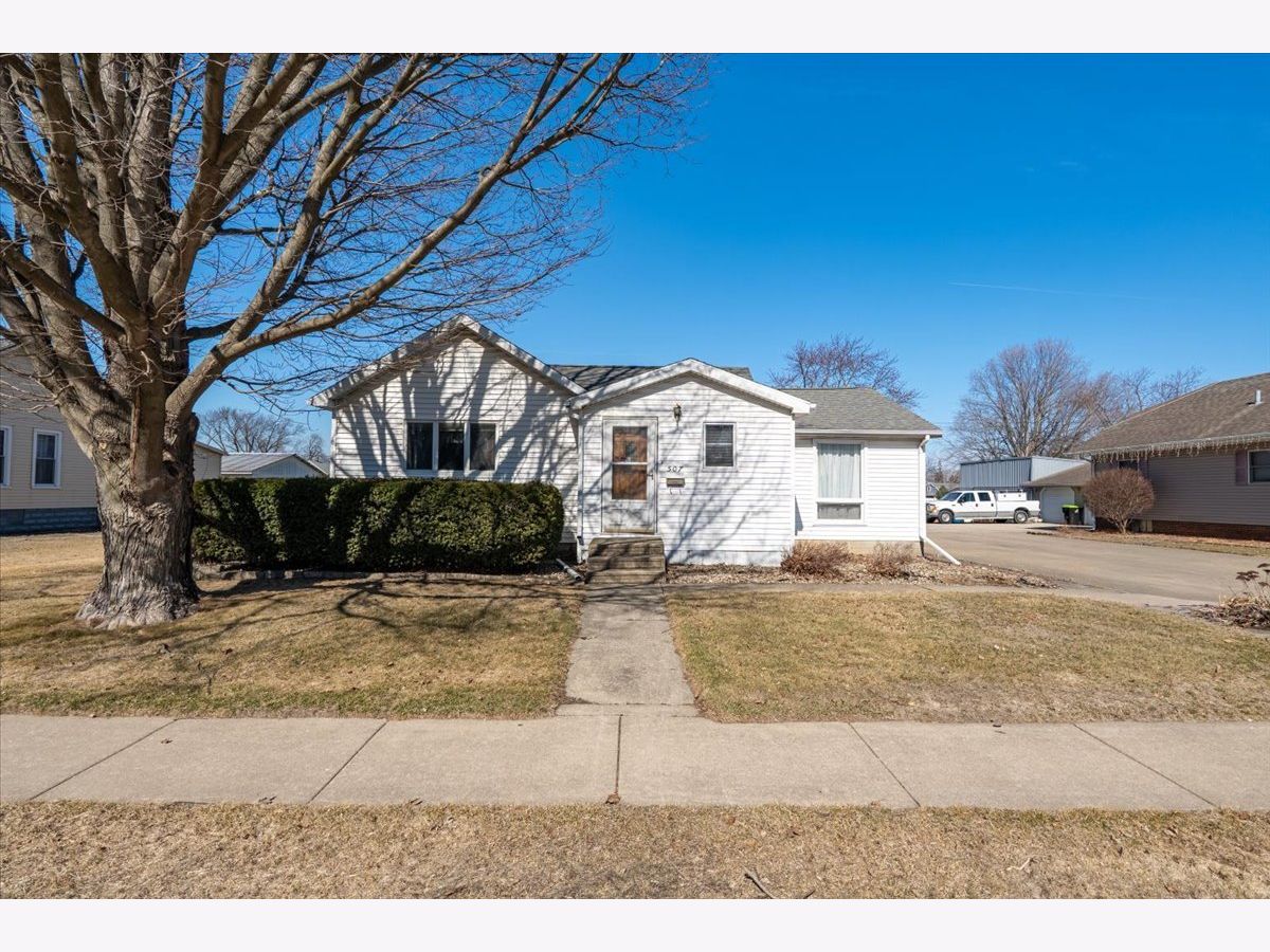  For Sale Chenoa Illinois, 507 Cemetery Street