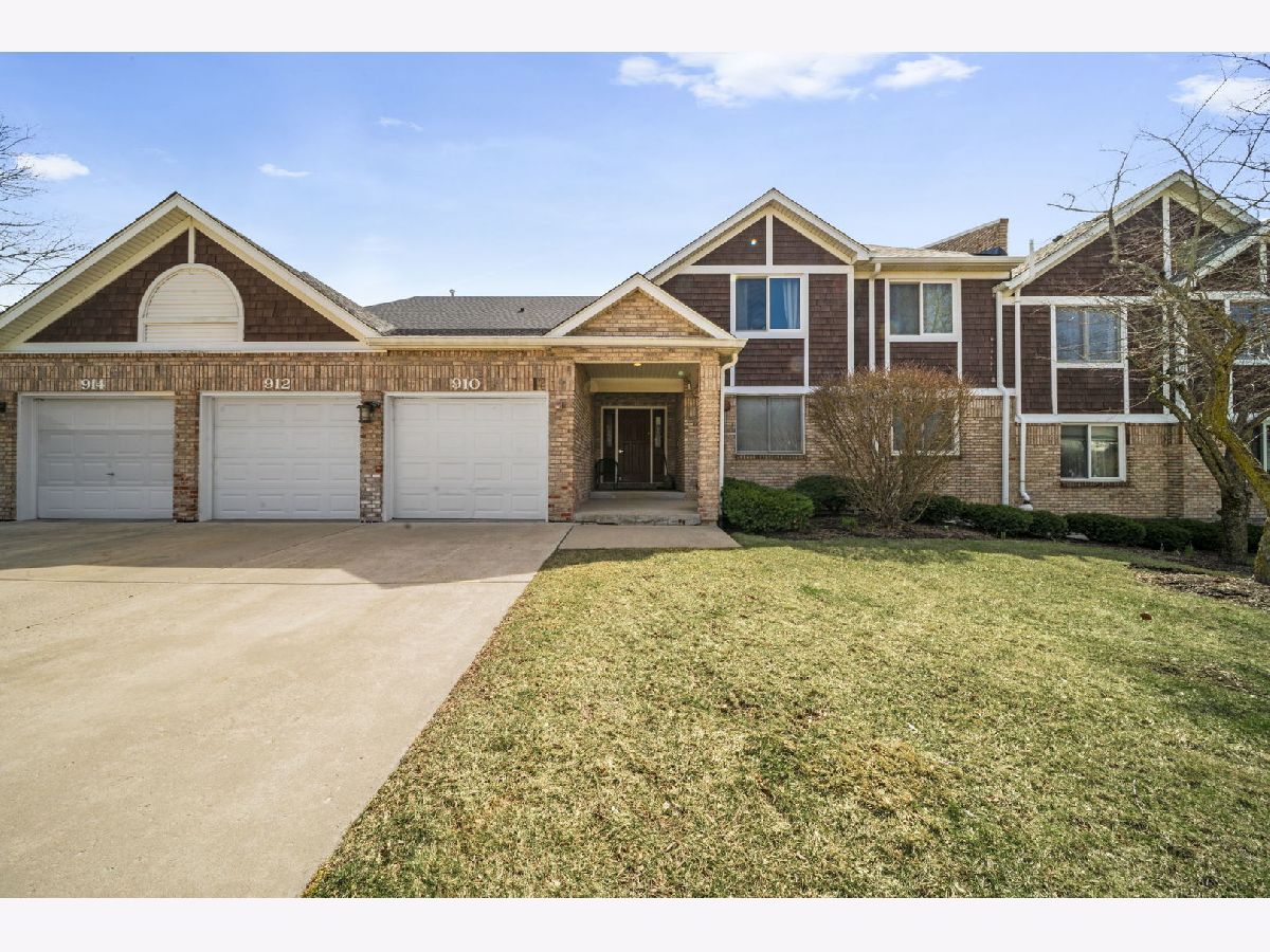  For Sale St Charles Illinois, 910 Thornwood Drive
