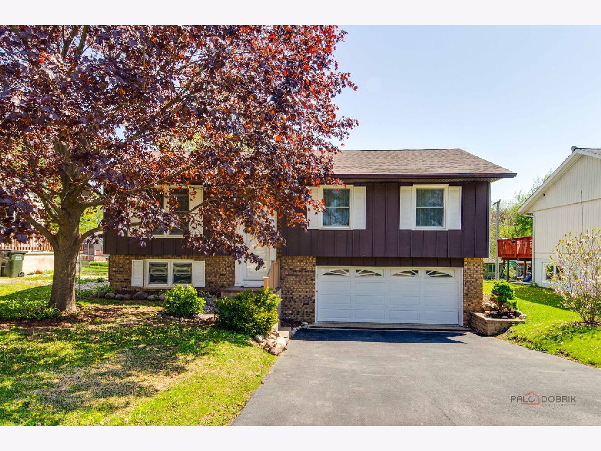  For Sale Lake In The Hills Illinois, 14 Wander Way