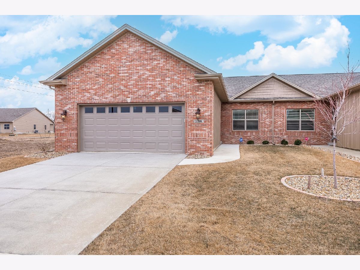 Condos & Townhomes & Homes For Sale Dunraven Bloomington Illinois, 1906 Dunraven Road