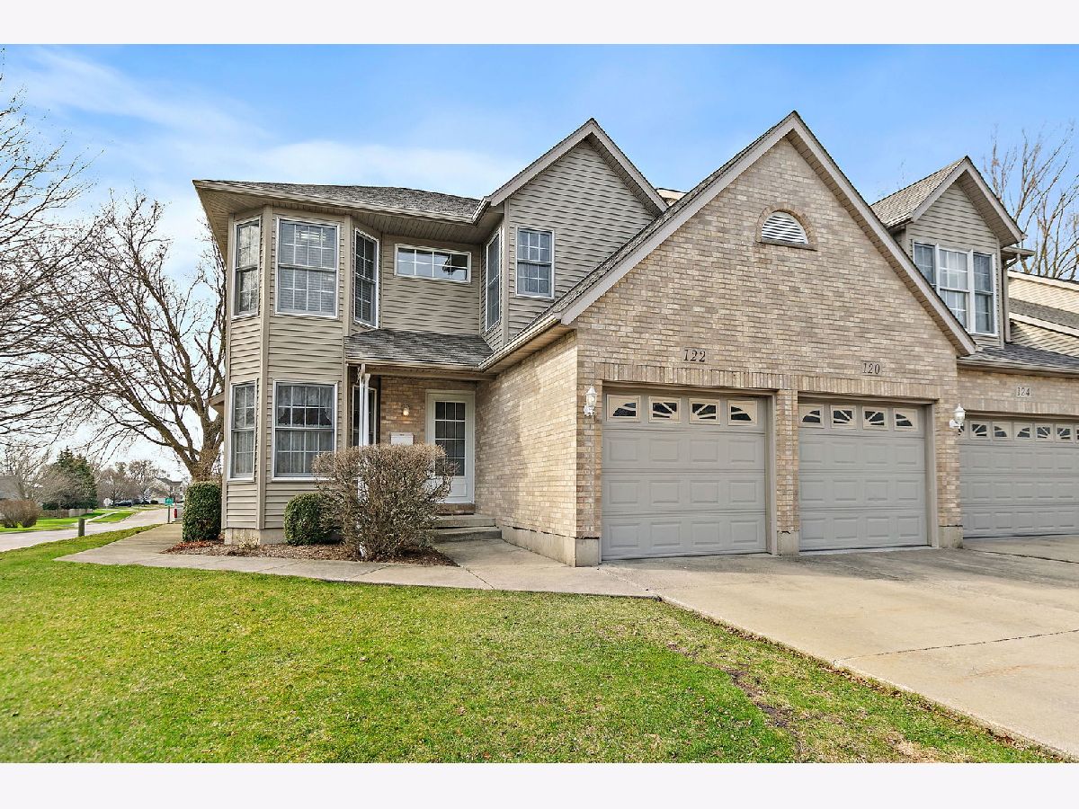  For Sale Sycamore Illinois, 122 Mclaren Drive