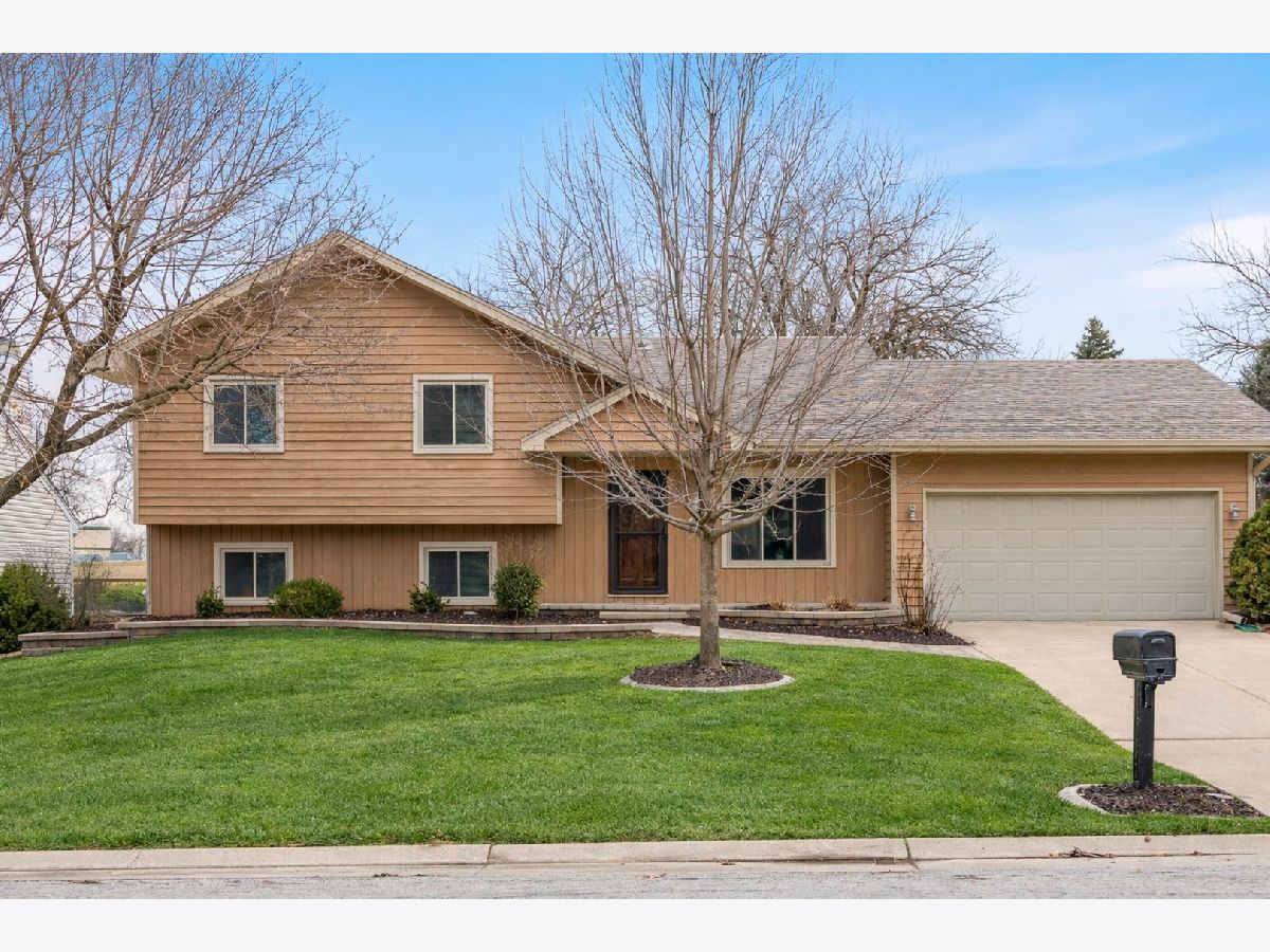 Homes & Condos & Townhomes For Sale Lakewood Aurora Illinois, 2469 Lakeside Drive