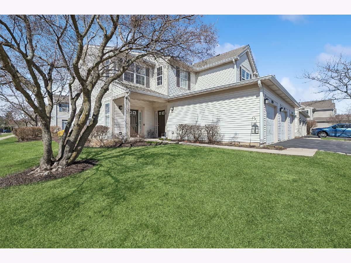 Townhomes & Condos For Sale Falling Waters Lindenhurst Illinois, 3099 Falling Waters Lane