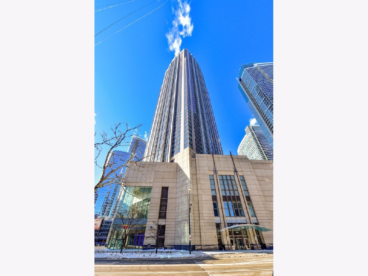 Condominiums For Rent River East Chicago Illinois, 512 Mcclurg