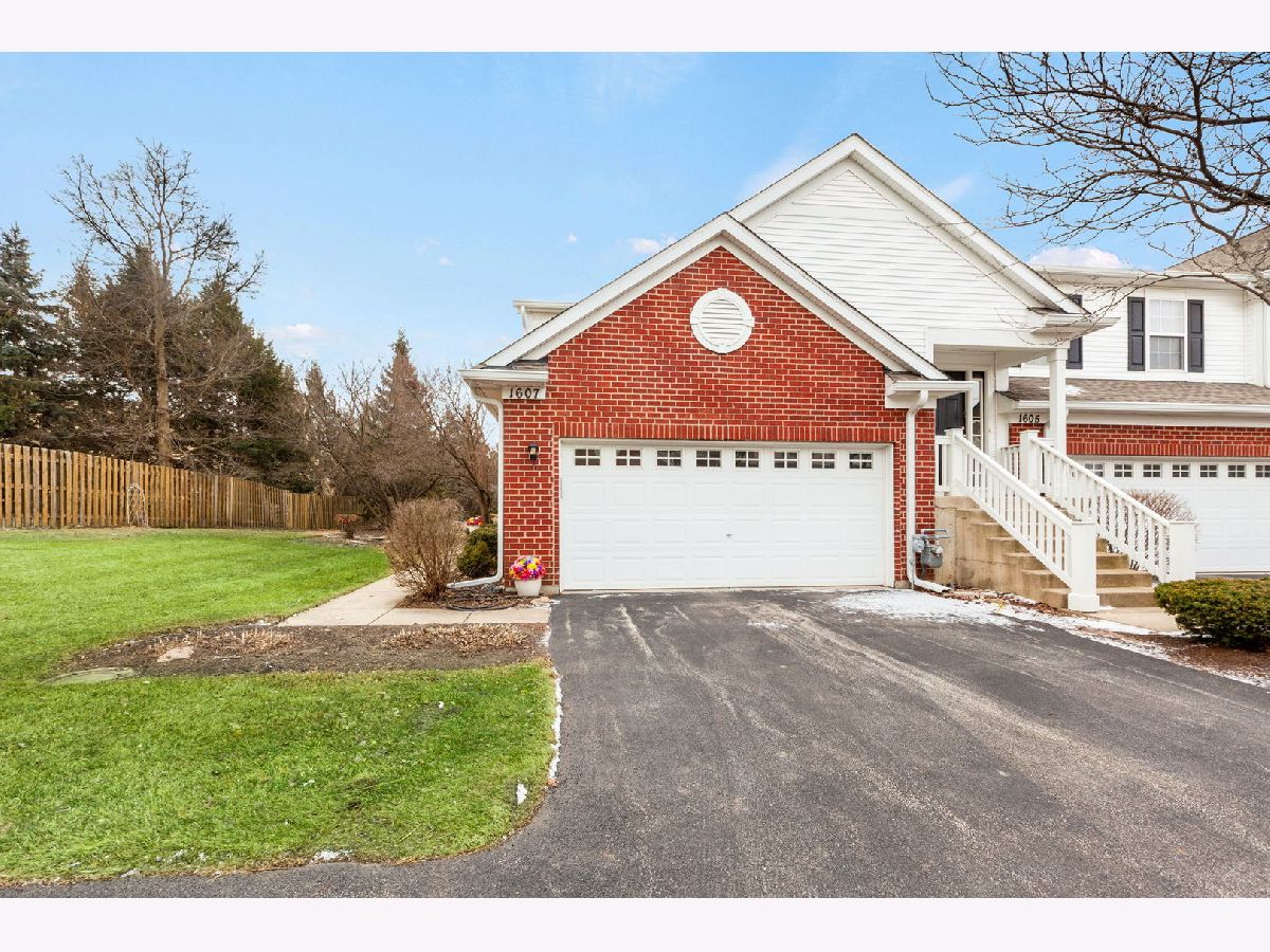 Townhomes & Condos For Rent Canterbury Place Algonquin Illinois, 1607 Millbrook