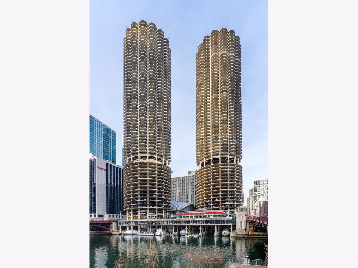 Condominiums For Sale Marina City Chicago Illinois, 300 State Street