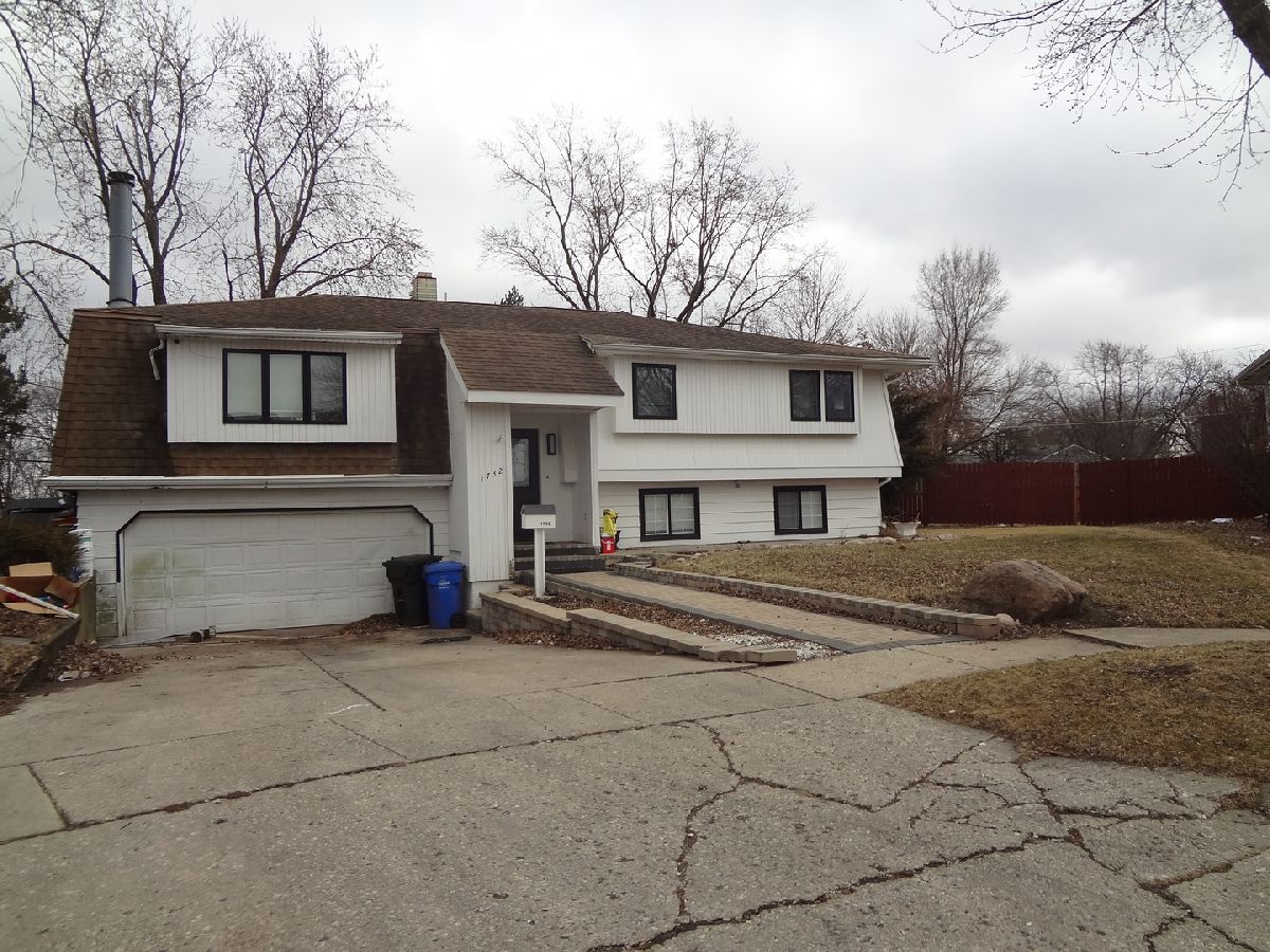  For Sale Carpentersville Illinois, 1732 Kingston Circle