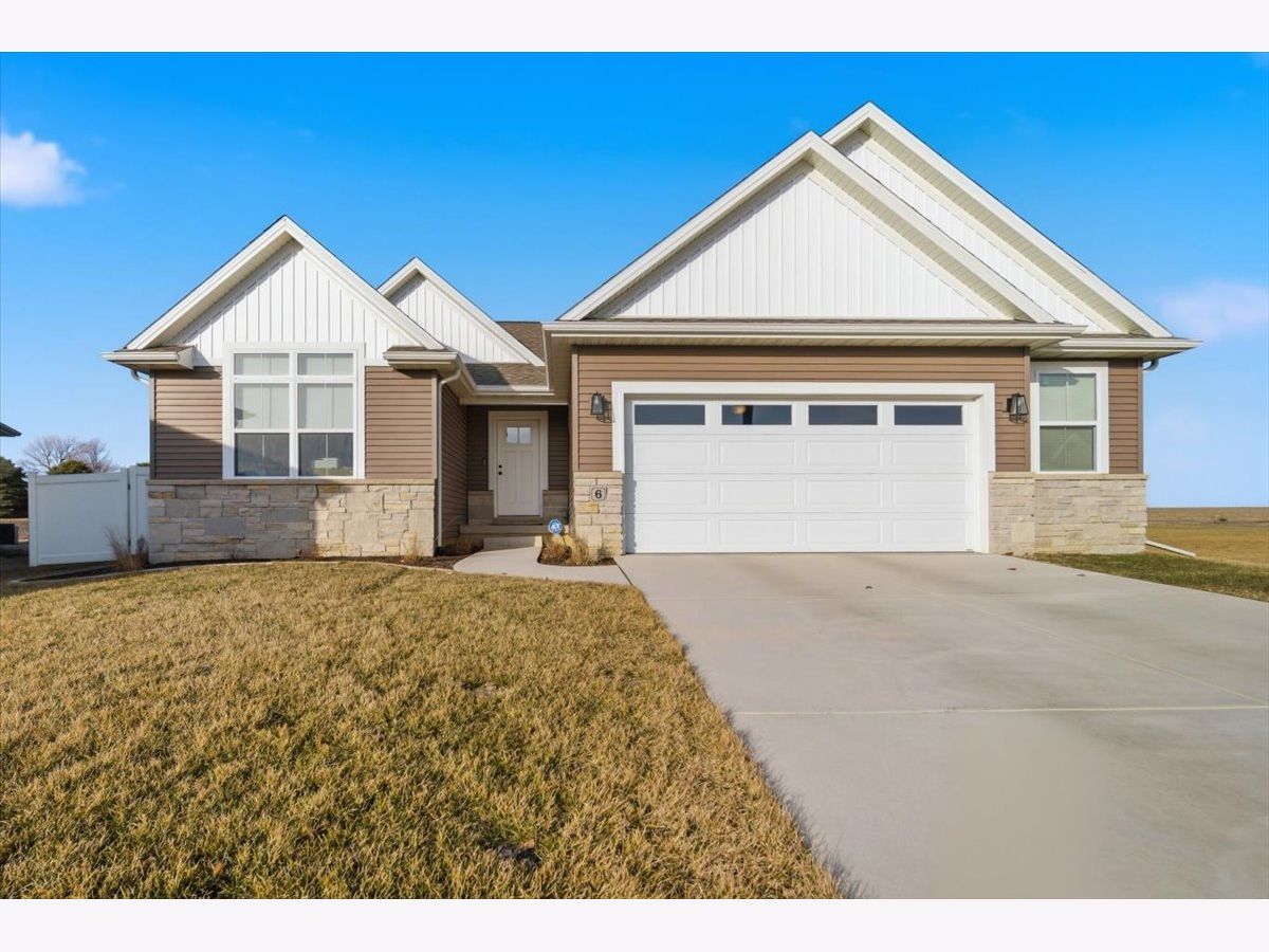  For Sale Bloomington Illinois, 6 Bucktown Court