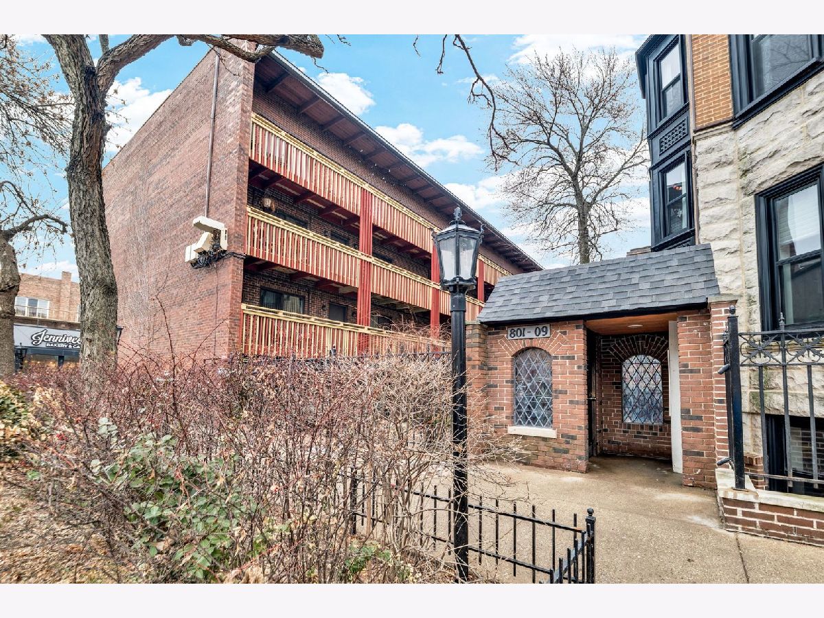 Condominiums For Sale Gaslight Village Chicago Illinois, 803 Oakdale Avenue