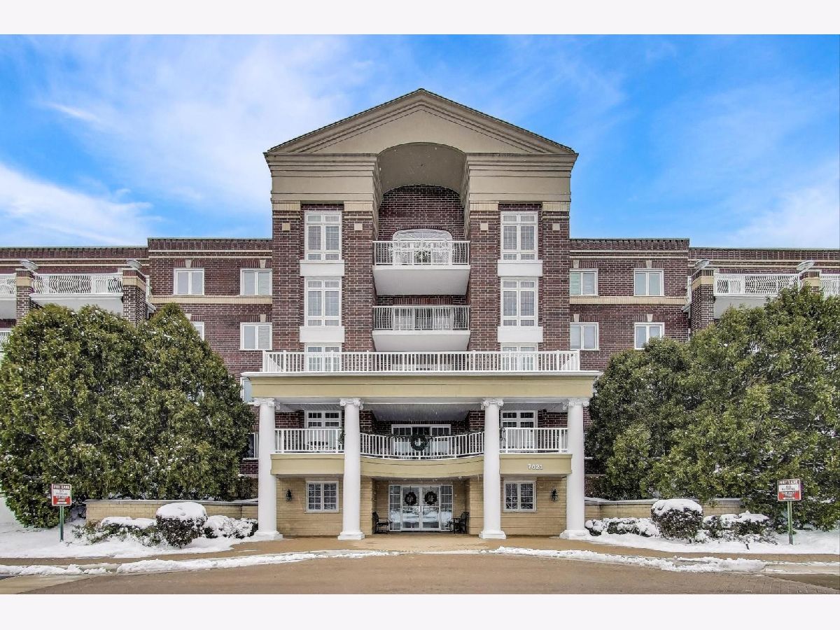 Condominiums For Sale Renaissance Niles Illinois, 7021 Touhy Avenue