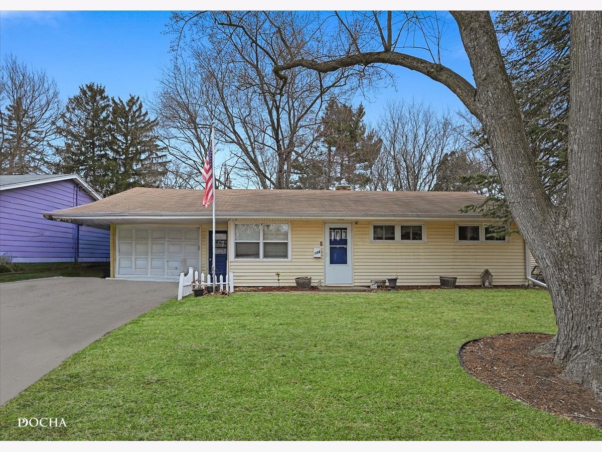  For Sale Dekalb Illinois, 122 Joanne Lane