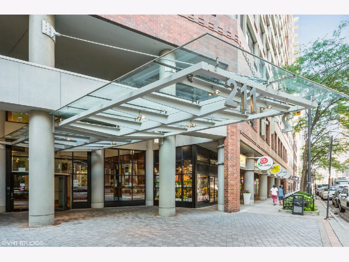 Condominiums Rented Grand Ohio Chicago Illinois, 211 Ohio