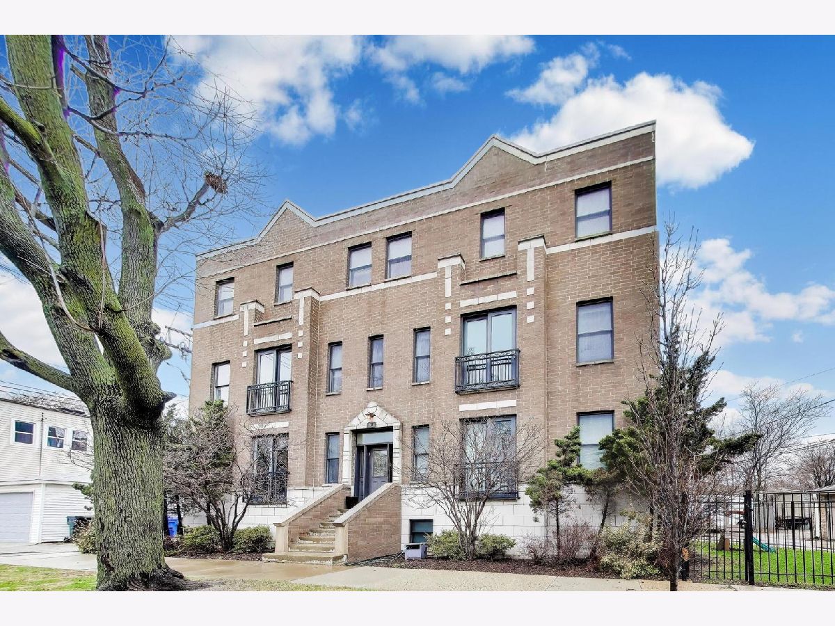  For Sale Chicago Illinois, 3044 Roscoe Street