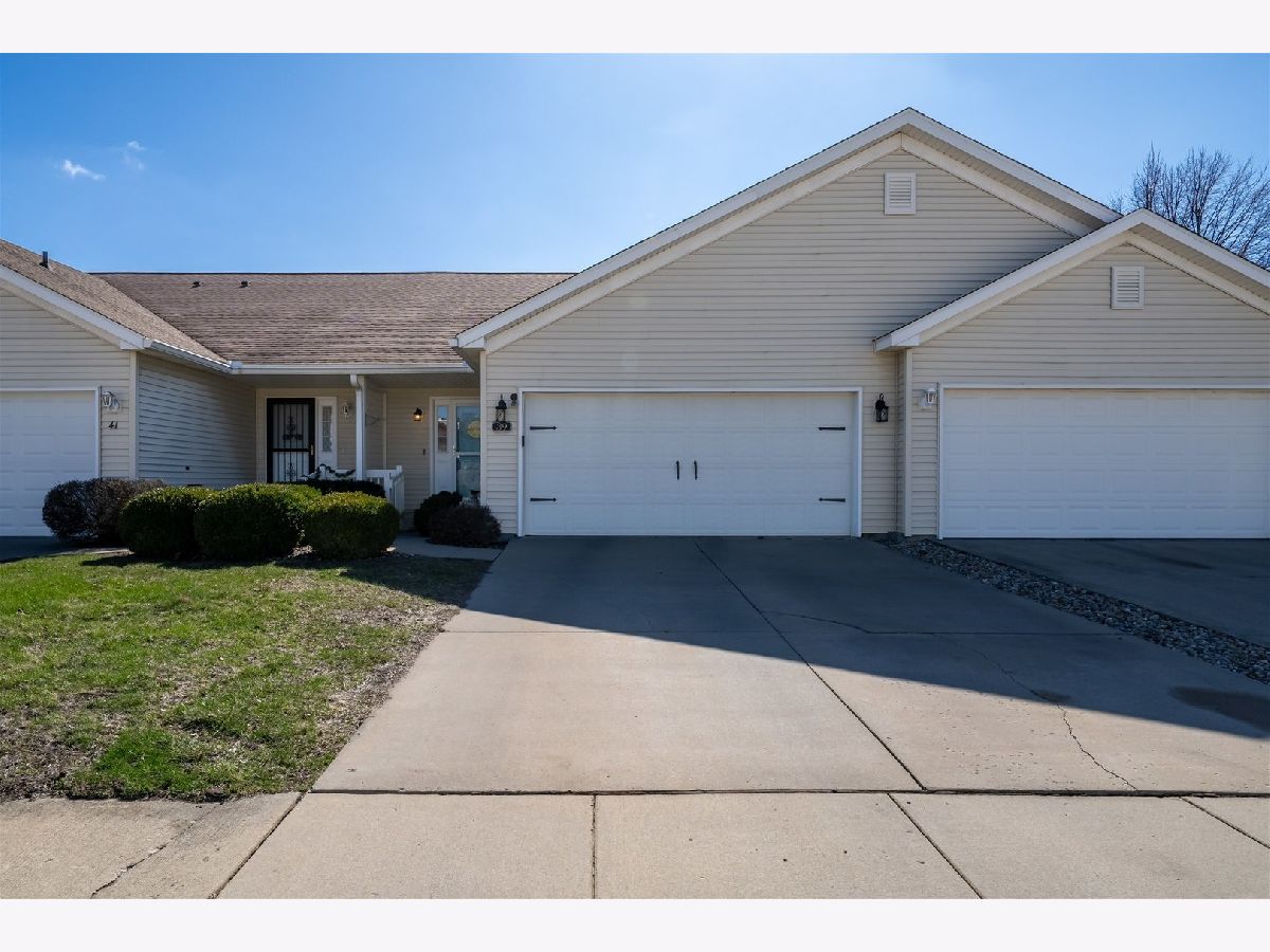 Condos & Townhomes & Homes For Sale Lake Ridge Bloomington Illinois, 39 Oak Park Road