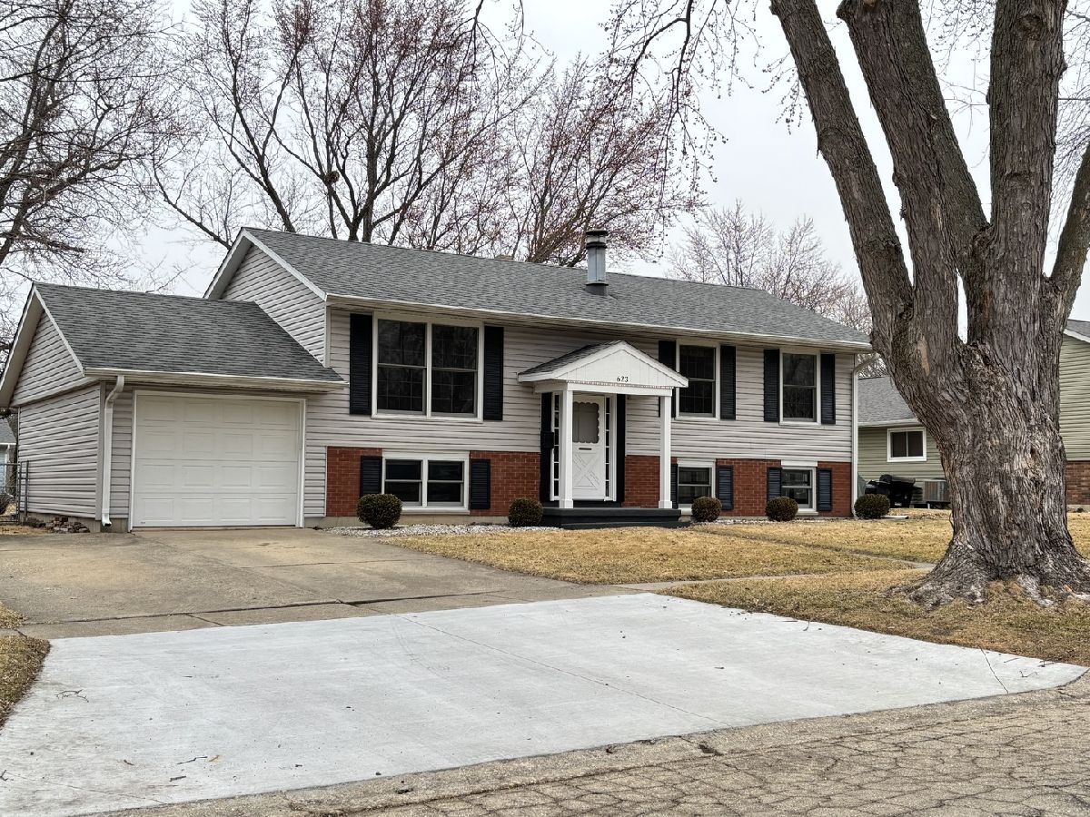  For Sale Dekalb Illinois, 623 Colonial Drive