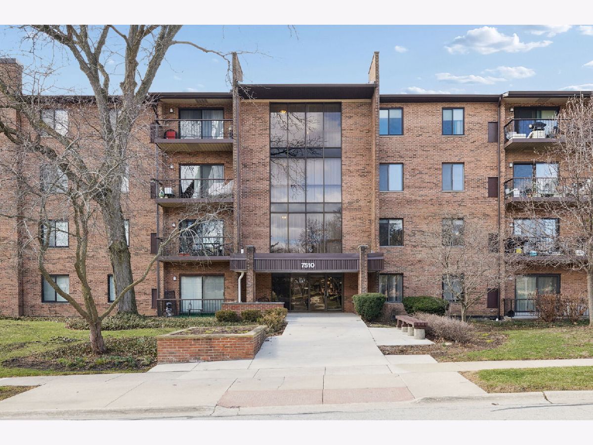  For Sale Darien Illinois, 7510 Farmingdale Drive