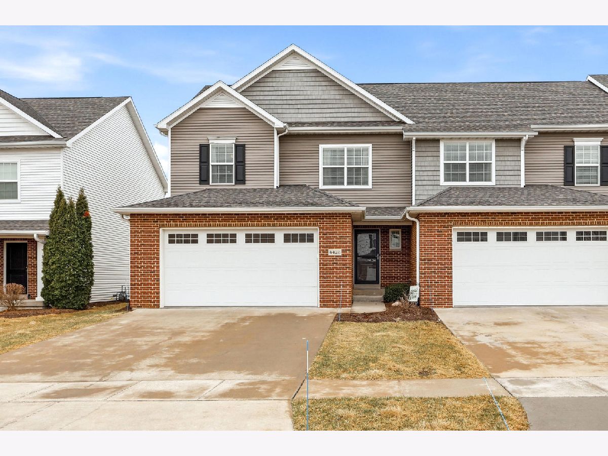 Condos & Townhomes For Sale Village Of The Woodlands Bettendorf Iowa, 4428 Slate Creek Drive